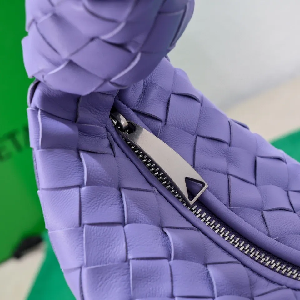 Batch 1120 BV Bottega Veneta 2021 Early Spring New Ladies MINI JODIE Handbag BV Bag 🔥The new method is to round the corners on the original basis and knot the round hobo bag with classic woven leather. The most iconic triangular pull-out design, using sheepskin draped soft shape, is super suitable for concave shapes~ Jodie feels really gentle to people, and is definitely the best item for daily matching. It has the same weave, new elements and twists, is compact and versatile, and is the new favorite of street style Internet celebrities! Dimensions: 23x28x8 Model: 6699-1
